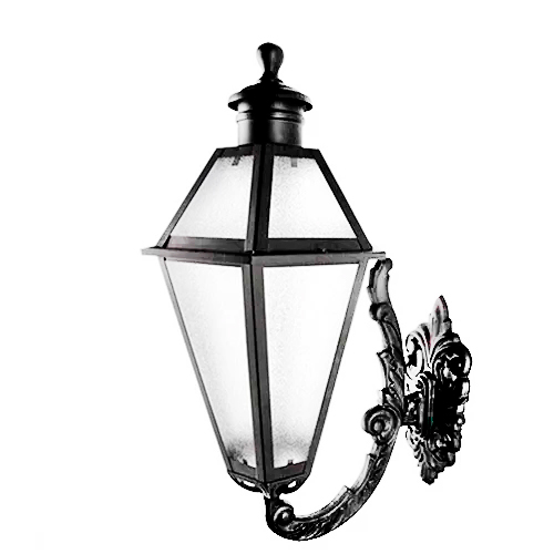 
Esta é uma arandela de parede clássica, estilo lanterna antiga. Possui estrutura em metal preto com um braço ornamental curvado e detalhado. O corpo é hexagonal, feito de vidro fosco, estreitando-se na base e no topo, finalizado com um acabamento decorativo pontiagudo.