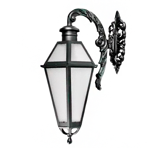 
Esta arandela clássica de metal preto possui um braço curvado e ornamentado preso à parede. O suporte segura uma lanterna vertical com topo em pirâmide e corpo alongado que afunila na base. Os vidros são foscos e brancos, criando um contraste elegante com a estrutura escura.