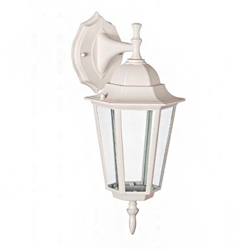Esta imagem mostra uma arandela de parede clássica em estilo colonial, toda na cor branca. Ela possui um suporte ornamentado que prende uma lanterna de seis lados com vidros transparentes. O design é elegante, com detalhes pontiagudos no topo e na base.