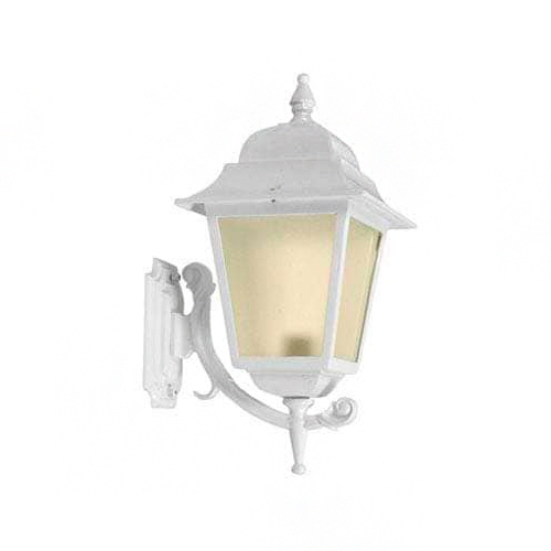 É uma luminária de parede (arandela) estilo colonial, na cor branca, com formato de lanterna. Tem vidro fosco levemente amarelado, topo com detalhe pontudo e suporte curvado com ornamentos clássicos. Parece ser para áreas externas ou varandas. Altura maior que a largura.