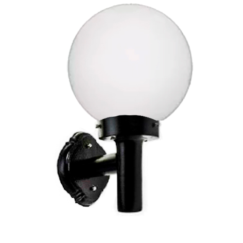 Esta é uma luminária de parede (arandela). No topo, há um globo circular de vidro fosco branco que suaviza a luz. Ele é sustentado por uma base de metal preta em formato de "L", que conecta o globo a um suporte fixado na parede. O design é clássico e funcional.