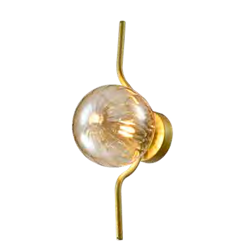 Esta arandela dourada tem uma pequena base circular de onde sai uma haste vertical fina com uma leve curva no centro. Sobre essa curva, está fixado um globo de vidro translúcido âmbar com acabamento texturizado, que abriga uma lâmpada de brilho suave e quente