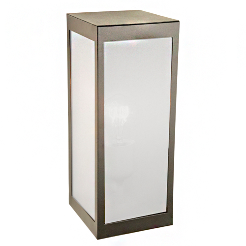 Esta arandela cinza tem design de torre retangular moderna. Possui estrutura metálica de linhas retas e faces de vidro fosco branco, que ocultam a lâmpada e difundem uma luz suave e uniforme. Seu visual é clean e sofisticado, ideal para decorações contemporâneas de áreas externas ou internas.