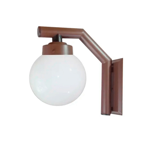 Esta arandela externa marrom, modelo Solarium, possui uma base retangular de parede que sustenta um braço tubular em formato de "L" invertido e inclinado. Na ponta, há um globo de vidro branco leitoso e esférico voltado para baixo, que proporciona uma iluminação difusa e agradável.