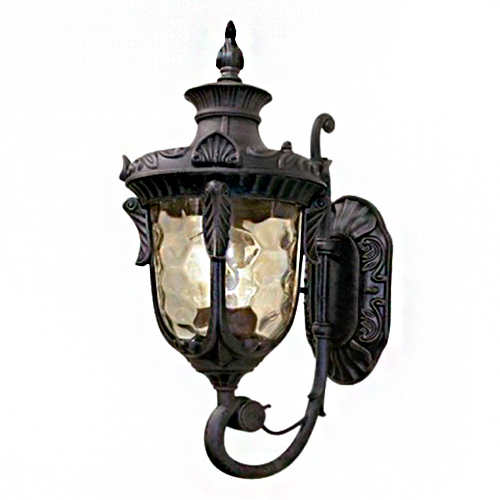 
Uma arandela clássica de parede em metal escuro. Possui um suporte curvado ornamentado e uma lanterna central com tampa decorada em relevo. O vidro é jateado e texturizado, com efeito ondulado, protegendo a lâmpada interna. O estilo é rústico e elegante, lembrando iluminação antiga.