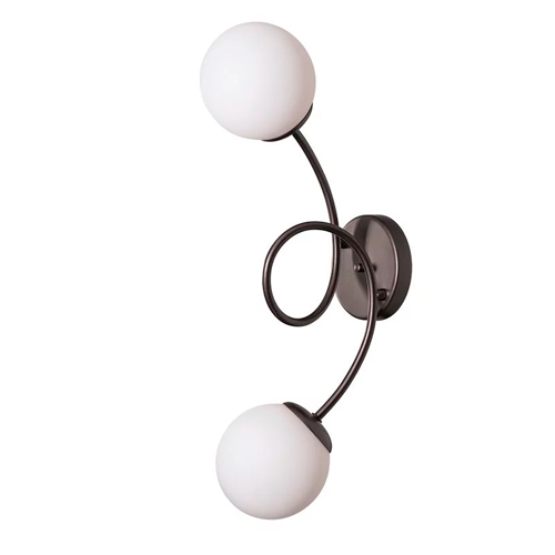 
Esta arandela preta tem uma base circular de onde sai uma haste fina que forma um laço em espiral no centro. As extremidades da haste curvam-se para cima e para baixo, sustentando, cada uma, um globo de vidro branco fosco. O design é artístico, lembrando o movimento de uma fita.