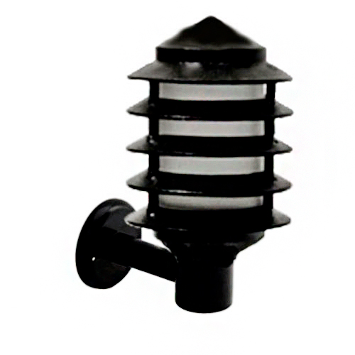 
Esta arandela de parede preta tem estilo náutico. Possui uma base circular e um braço que sustenta um corpo cilíndrico vertical. O difusor de luz branco é protegido por anéis horizontais pretos sobrepostos, finalizados por um topo cônico, lembrando a lanterna de um farol.