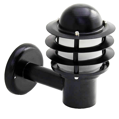 
Esta arandela preta de parede tem estilo náutico. Possui base circular e braço reto que sustenta um corpo cilíndrico. O difusor de luz branco é envolto por três anéis horizontais pretos e protegido por uma cúpula superior em formato de meia esfera, lembrando um pequeno farol.