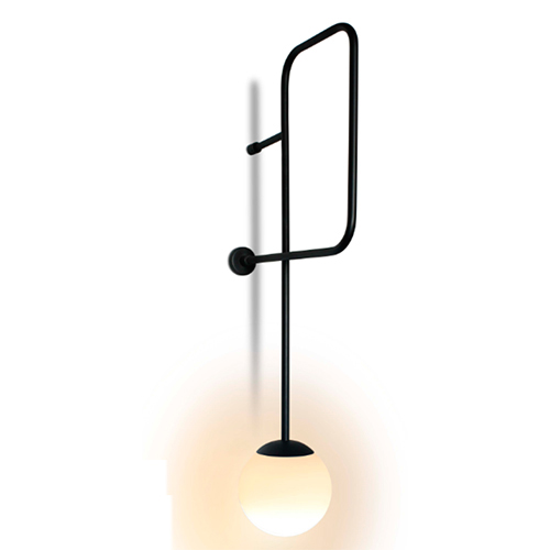 Esta arandela possui um design linear e minimalista em metal preto. Uma haste vertical longa sustenta um globo de vidro fosco na base, que emite uma luz suave e amarelada. No topo, a haste faz uma curva retangular decorativa, unindo-se à parede por dois suportes discretos.