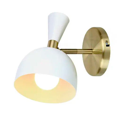 Arandela de parede estilo Mid-century. Possui base circular e haste em metal dourado. A cúpula é branca, em formato de meia esfera voltada para baixo, com um detalhe decorativo cônico no topo. A luz acesa projeta um brilho suave e amarelado no interior da peça.