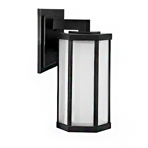 Esta arandela preta tem design de lanterna sextavada moderna. Possui uma base retangular e um braço em ângulo reto que sustenta um corpo vertical de seis faces. As janelas são de vidro fosco branco, emolduradas por finas hastes pretas, proporcionando uma luz suave e bem distribuída.