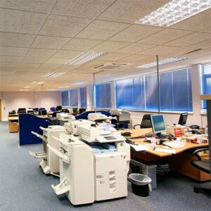 luminaria-de-embutir-quadrada-com-aletas-de-aluminio-alto-brilho-para-lampadas-tubo-led-t8-4x-18w-ambientada