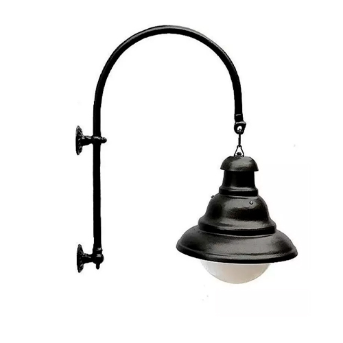 Esta arandela preta tem um braço metálico longo em formato de "C" invertido, que se fixa à parede em dois pontos. Na ponta curva, pendura-se uma luminária redonda estilo chapéu, com uma cúpula branca circular na base. Lembra o design de postes de iluminação pública antigos e urbanos.