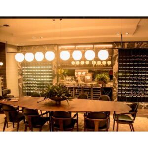 lustre-elle-L-com-5-globos-de-vidro-ambientado-2