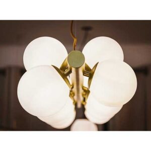 lustre-moderno-perola-dourado-linear-com-12-globos-de-vidro-ambientado-2
