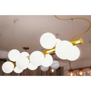 lustre-moderno-perola-dourado-linear-com-12-globos-de-vidro-ambientado