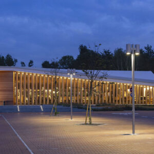 poste-decorativo-duplo-foco-cilindrico-panelinha-ambientada