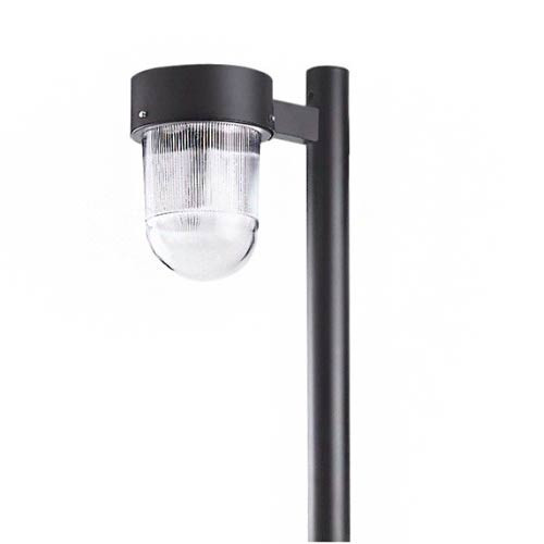 Variações de luminárias para poste: globos esféricos (transparentes com aletas cinzas ou branco leitoso) e modelos cônicos e cilíndricos com topo plano. Disponíveis em preto ou branco, com braços laterais decorativos ou montagem direta, em versões simples, duplas ou triplas.