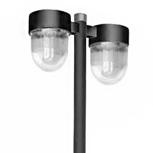 
A imagem apresenta a parte superior de um poste decorativo duplo. No topo de uma haste vertical preta, há dois globos de vidro transparente em formato de sino, fixados simetricamente por suportes pretos. O design é clássico, ideal para iluminação externa de jardins e praças