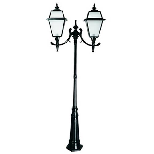 
Poste de iluminação externo clássico em metal preto. Possui base ornamental e fuste esguio que sustenta lanternas com vidros foscos em estilo colonial. As versões mostram modelos com duas ou três luminárias dispostas simetricamente em braços curvados e decorados. Estilo vintage e elegante.