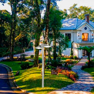 poste_petala_chanfrada_dupla_ambientada