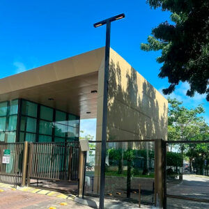 poste_petala_duplo_reto_ambientado