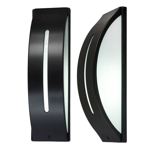 
Esta luminária preta tem um design curvo e moderno. Sua face frontal é metálica e arqueada, apresentando um recorte vertical fino no centro por onde a luz escapa. As laterais são fechadas com vidro fosco branco, permitindo uma iluminação suave e difusa tanto frontal quanto lateralmente.