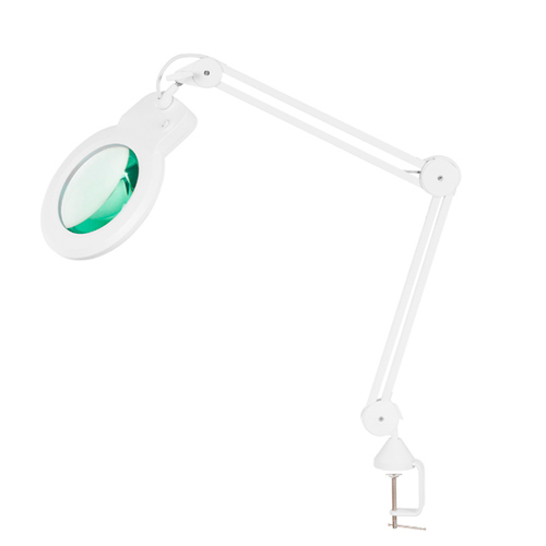 Uma lupa de bancada com luminária, na cor branca. Ela possui um braço articulado e longo,, permitindo ajustar a posição. Na ponta, há uma lente de aumento circular com luz em volta, ideal para trabalhos detalhados. Base com garra (grampo)  É usada em estética, eletrônica ou artesanato.
