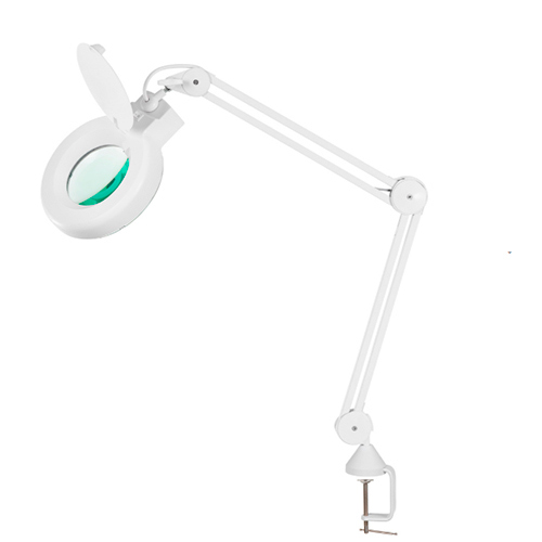 A imagem mostra uma Lupa Bancada 8D Branca, que é uma ferramenta com uma lente de aumento circular (8 dioptrias) em uma estrutura articulada e com uma base estável, projetada para ser fixada em uma mesa ou bancada. Ela possui iluminação embutida ao redor a LEDs) para clarear o objeto a ser examinado