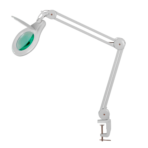 Lupa de mesa com luminária, na cor branca. Ela possui uma lente de aumento circular com uma tampa protetora articulada na parte superior. A lupa está presa a um braço articulado longo, o que permite ajustar a posição. Na base, há um grampo de fixação para prender a lupa a uma mesa ou bancada. 