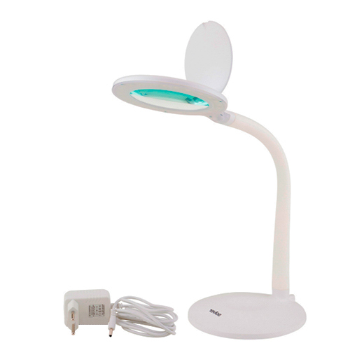 A imagem mostra uma lupa de mesa branca, com braço ajustável (haste dura) e uma base estável. A lente de aumento é circular e está envolta em uma armação que se assemelha a uma pequena luminária de mesa. A armação tem uma tampa articulada que está aberta, expondo a lente. O design é prático para trabalhos manuais ou leitura.