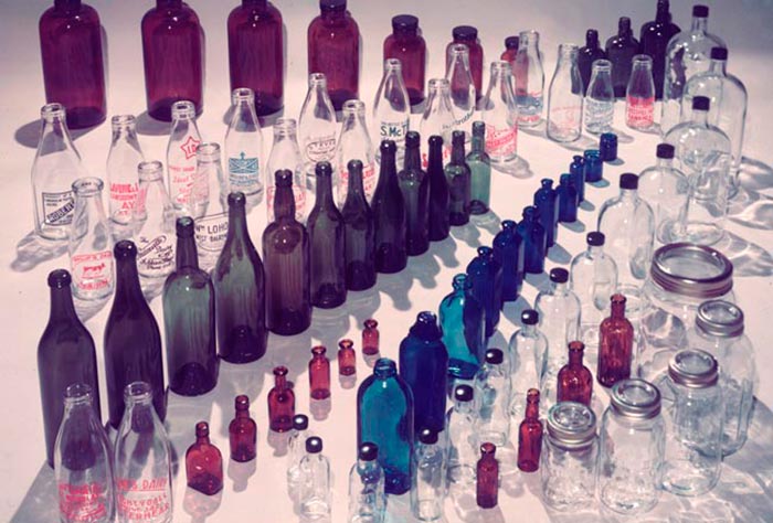 muitos tipos de vidro garrafas de muitos tamanhos vidros de remedios e potes de alimentos