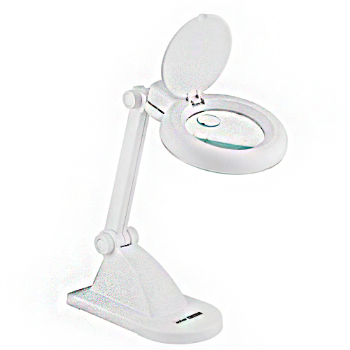 É uma lupa de mesa articulada, de cor branca. Ela possui uma base ovalada e um braço dobrável que sustenta uma lente de aumento circular com uma tampa protetora. É projetada para ser colocada sobre uma superfície plana, como uma mesa.