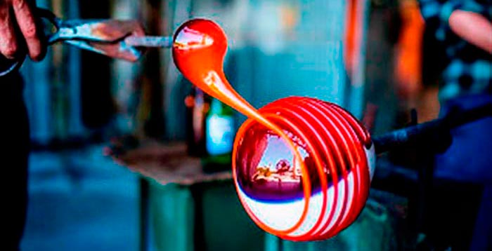 colocando uma tira de vidro vermelho em uma cola