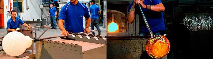 funcionário vidreiro soprando uma cânula uma bola de vidro incandescente