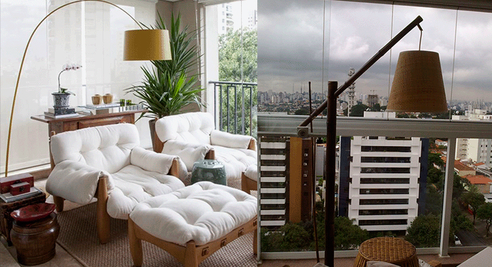 A imagem, dividida em duas, mostra espaços internos com grandes janelas. O lado esquerdo tem poltronas brancas e macias, uma luminária de arco dourada e plantas. O lado direito foca em uma luminária de piso escura, com cúpula de tecido rústico, em frente a uma janela com vista urbana.