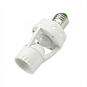 um soquete adaptador branco para lâmpada com sensor de movimento (presença). Ele possui uma base metálica superior (tipo rosca E27) para ser fixado no teto e um bocal inclinado na parte inferior para a lâmpada. No corpo principal, há uma pequena lente semiesférica, que é o sensor.