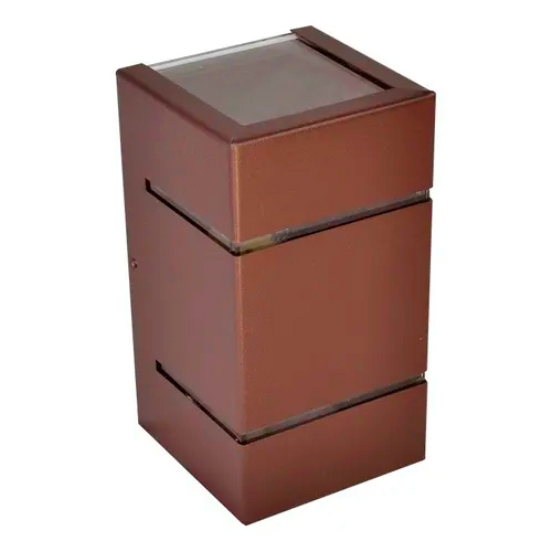 Esta arandela branca tem formato de tubo vertical fino e elegante. A parte superior é translúcida para emitir luz, enquanto o corpo possui dois anéis dourados centrais que conferem um toque luxuoso. É fixada à parede por um suporte circular discreto.