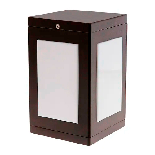 
Esta arandela externa é um bloco retangular vertical na cor marrom escuro. Possui grandes painéis de vidro fosco branco em suas faces, que ocupam quase toda a extensão lateral, difundindo uma luz ampla e suave. É uma peça de design robusto e funcional para iluminar muros e entradas.