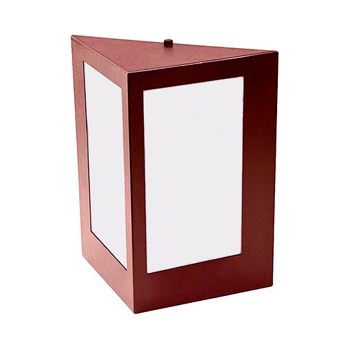 
Esta arandela externa tem um design geométrico triangular na cor marrom. Ela é fixada pelo vértice na parede, possuindo duas faces frontais com grandes painéis de vidro fosco branco que difundem a luz de forma ampla e moderna, ideal para iluminar cantos e fachadas.