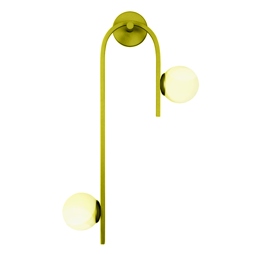 
Esta arandela dourada tem design minimalista e assimétrico. Uma haste metálica fina dobra-se em "U" invertido: um lado é curto e o outro bem longo. Em cada extremidade há um globo de vidro esférico e fosco, criando pontos de luz em alturas diferentes. O visual é elegante e moderno