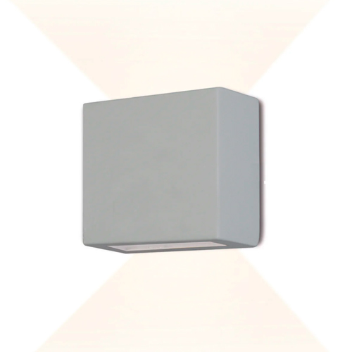 Esta arandela tem um design clean e geométrico em formato de cubo branco. Ela é fixada diretamente na parede e projeta dois feixes de luz em formato de "V", um para cima e outro para baixo, criando um efeito decorativo e moderno de iluminação indireta.