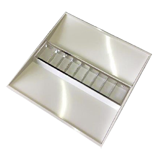 
Esta é uma luminária de teto quadrada e branca. No centro, há uma fileira retangular com pequenas divisórias prateadas (aletas), que direcionam a luz. Nas laterais dessa fileira central, duas placas de acrílico branco fosco completam o design, garantindo uma iluminação suave e moderna.