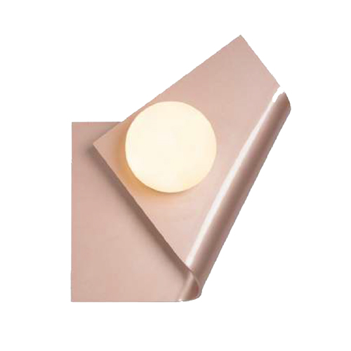 Esta arandela artística simula uma folha de papel dobrada, com luz indireta saindo por trás de sua base metálica retangular na cor rosê. No centro da dobra, há um globo esférico de vidro branco que emite uma luz suave e direta. O design é minimalista, elegante e escultural.
