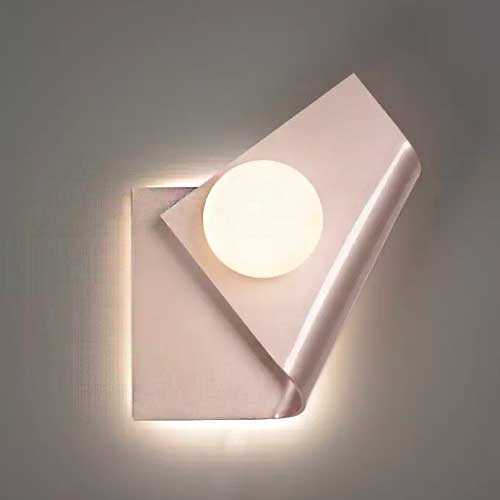 
Esta arandela artística simula uma folha de papel dobrada, com luz indireta saindo por trás de sua base metálica retangular. No centro da dobra, há um globo esférico de vidro branco que emite uma luz suave e direta. O design é minimalista, elegante e escultural.