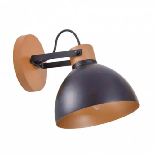 Esta arandela tem estilo industrial e nórdico. Possui uma base redonda de madeira clara fixada à parede. Um braço de metal preto segura uma cúpula em formato de meia esfera, preta por fora e acobreada por dentro. Um fio preto curvo liga a cúpula à base, trazendo um charme rústico e moderno.