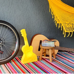 abajur_infantil_Polietilen_GUITARRA_amarela-ambientada