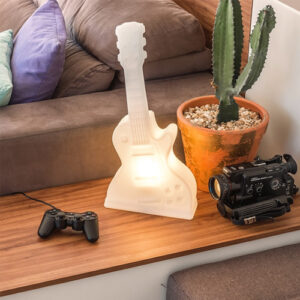 abajur_infantil_Polietilen_GUITARRA_branca-ambientada