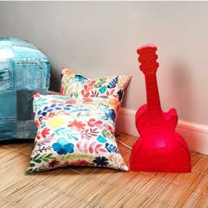 abajur_infantil_Polietilen_GUITARRA_vermelha_ambientada-2