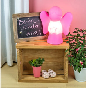 abajur_infantil_Polietilen_anginho-rosa-ambientada